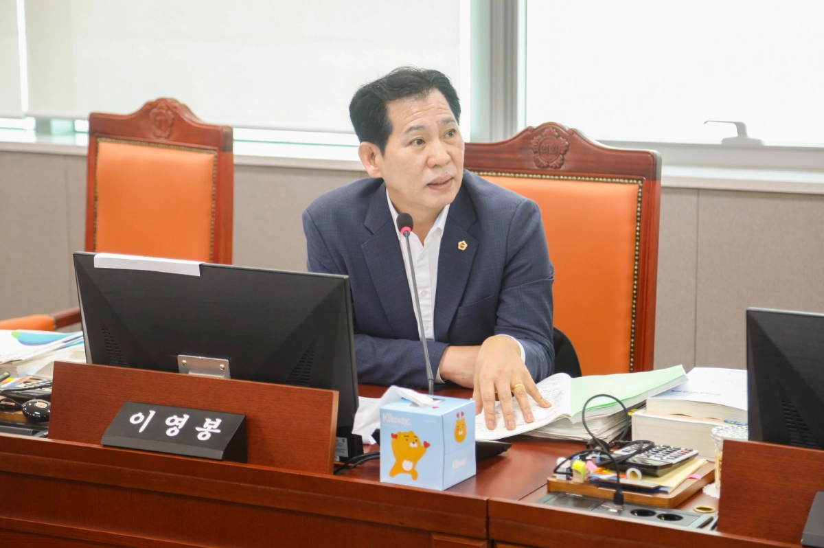 안전행정위원회 이영봉 의원. 9월 10일 열린 제386회 임시회 안전행정위원회 추경안 심사에서 북부특수대응단 파주 이전 부지 매입비 산정 과정의 문제점 집중 지적. (사진=경기도의회)