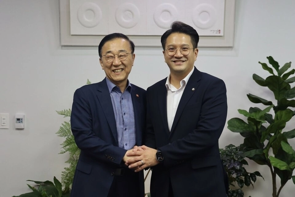 더불어민주당 전용기 국회의원이 김윤덕 국토교통부 장관과 면담을 갖고 화성 반월동 열병합발전소 건립 계획 철회 및 부지 이전 계획을 확인한 뒤 함께 기념  촬영을 하고 있다. (전용기 의원실 제공)