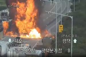 평택제천고속도로서 4중 추돌 후 적재물 폭발…2명 사망