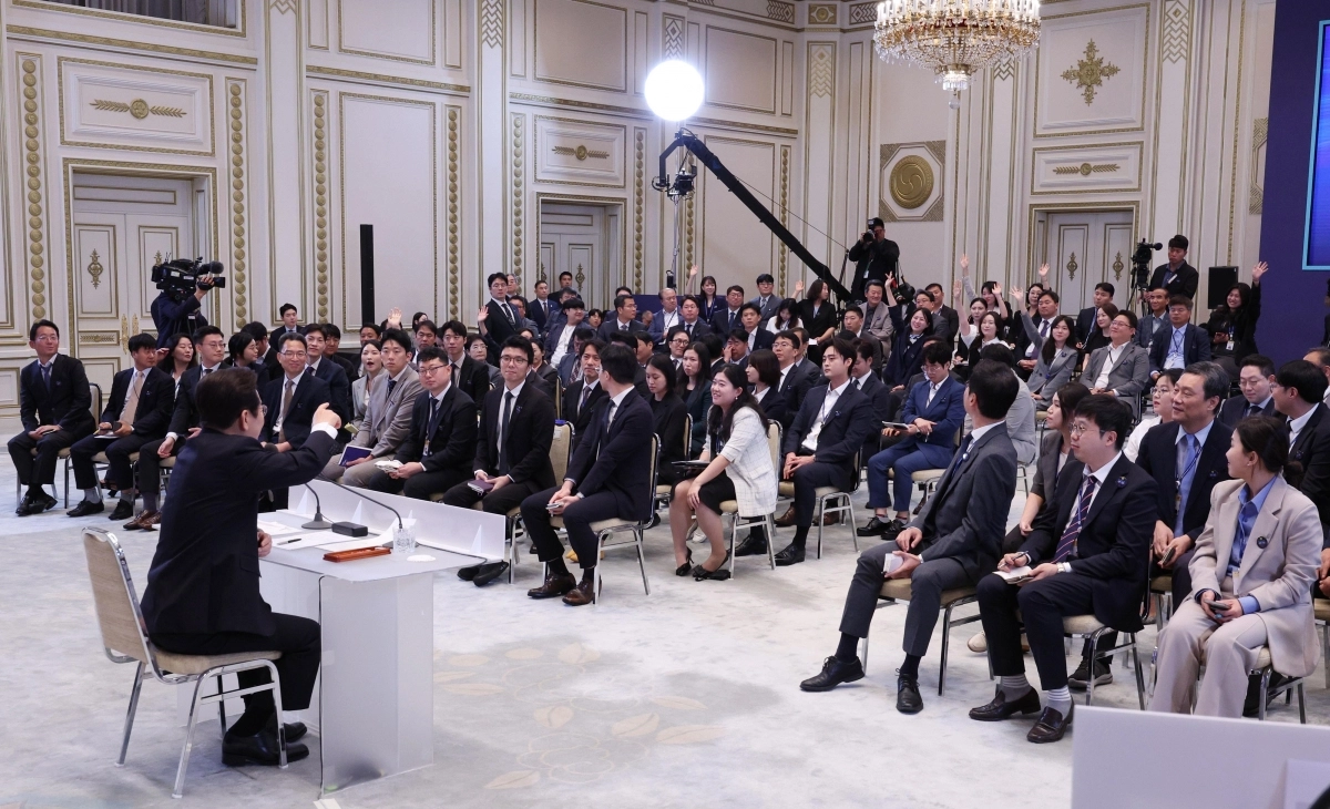 취재진 질문 받는 이재명 대통령