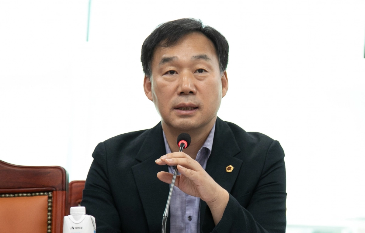 농정해양위원회 부위원장 윤종영 의원. 9월 10일 열린 농정해양위원회 소관 2025년도 추가경정예산안 심의에서 농어민 기회소득 지원 사업의 대규모 감액 문제 집중적 질의. (사진=경기도의회)