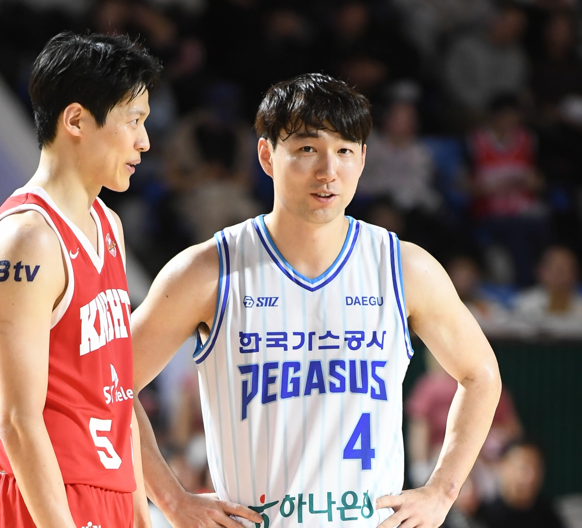 대구 한국가스공사 시절 김낙현이 지난해 11월 29일 서울 잠실학생체육관에서 열린 2024~25 프로농구 정규시즌 서울 SK와의 원정 경기에서 김선형과 대화하고 있다. KBL 제공