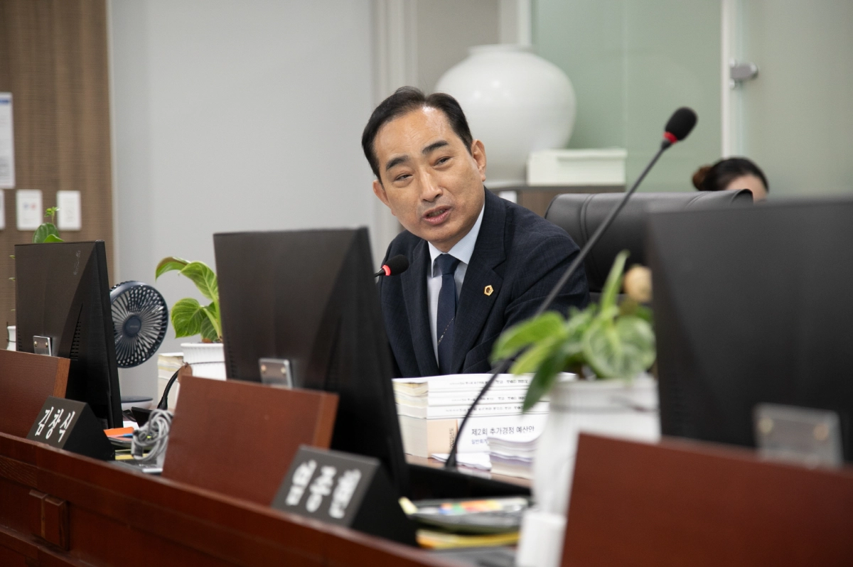 농정해양위원회 김창식 부위원장. 9월 10일 농정해양위원회 2025년도 경기도 추가경정 예산안 심의 과정에서 ‘이상기후 대응 꿀벌 저온저장고 사업’ 예산 감액 문제를 집중 지적하고 개선 촉구. (사진=경기도의회)