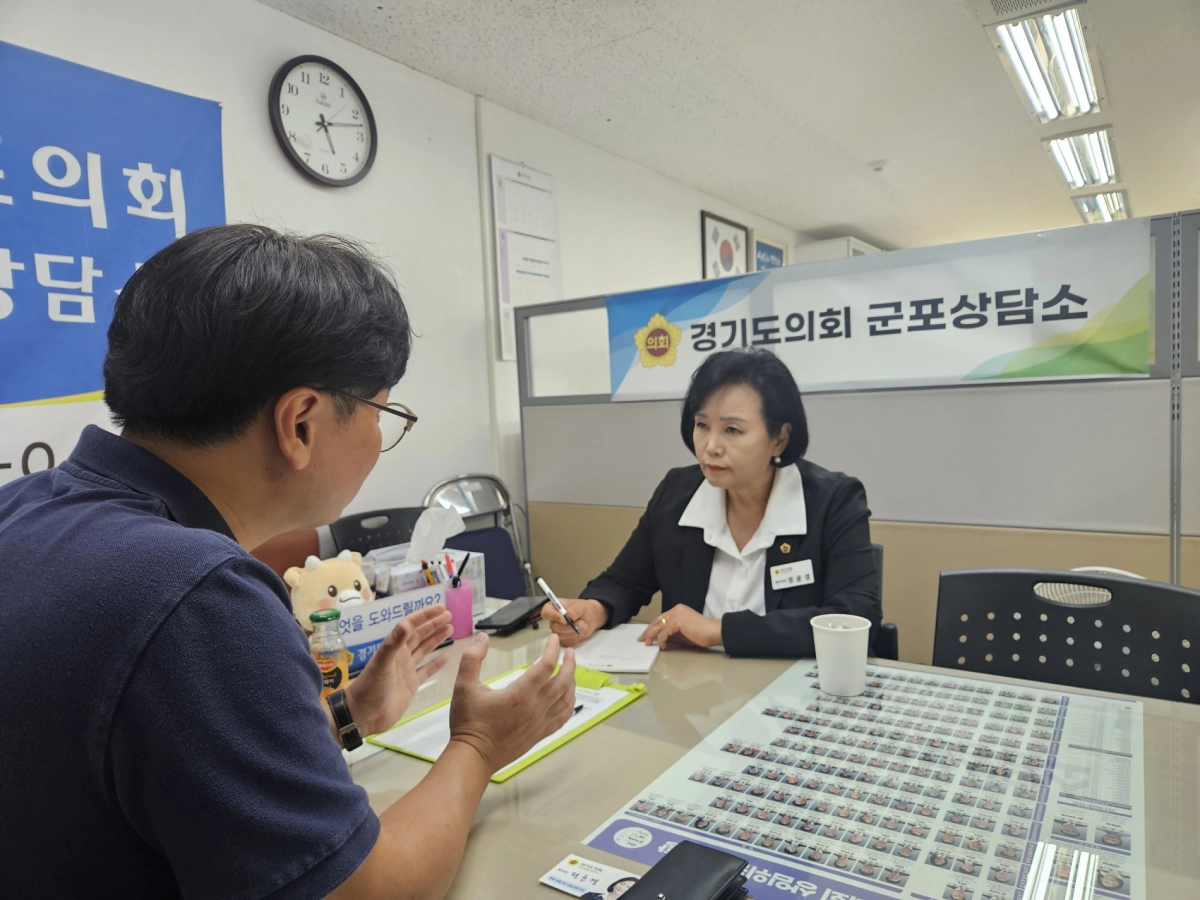 정윤경 부의장이 9월 9일 경기도의회 군포상담소에서 정담회를 열고 군포중학교 학부모와 함께 군포중학교 축구부 버스 예산 지원 진행 상황을 공유하고 있다. (사진=경기도의회)