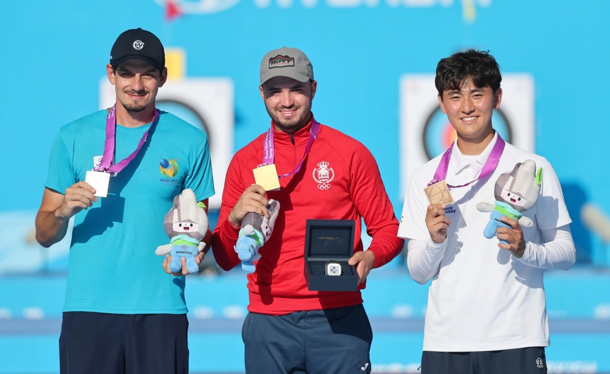 한국 양궁 국가대표 김제덕이 11일 광주 5·18민주광장 특설경기장에서 열린 2025 광주 세계양궁선수권대회 리커브 남자 개인전에서 3위를 차지한 뒤 동메달을 목에 걸고 있다. 왼쪽은 32강서 김우진을 꺾은 마르쿠스 달메이다(브라질), 가운데는 4강서 김제덕을 이긴 안드레스 테미뇨(스페인 ). 광주 연합뉴스