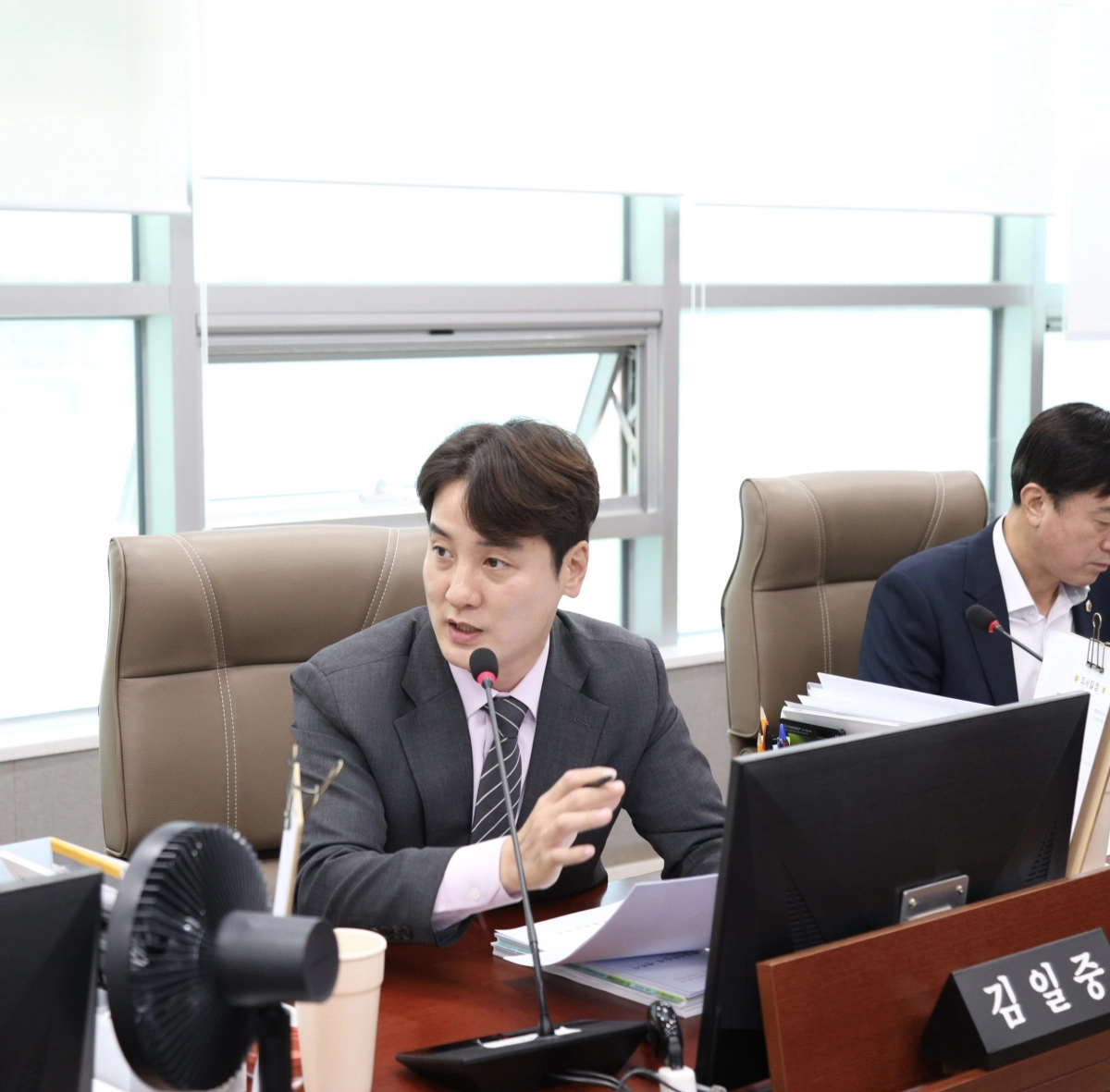 교육행정위원회 김일중 의원. 9월 10일 제386회 임시회 교육행정위원회에서 학교시설 하자검사의 실효성과 적기 점검의 중요성을 강하게 지적. (사진=경기도의회)