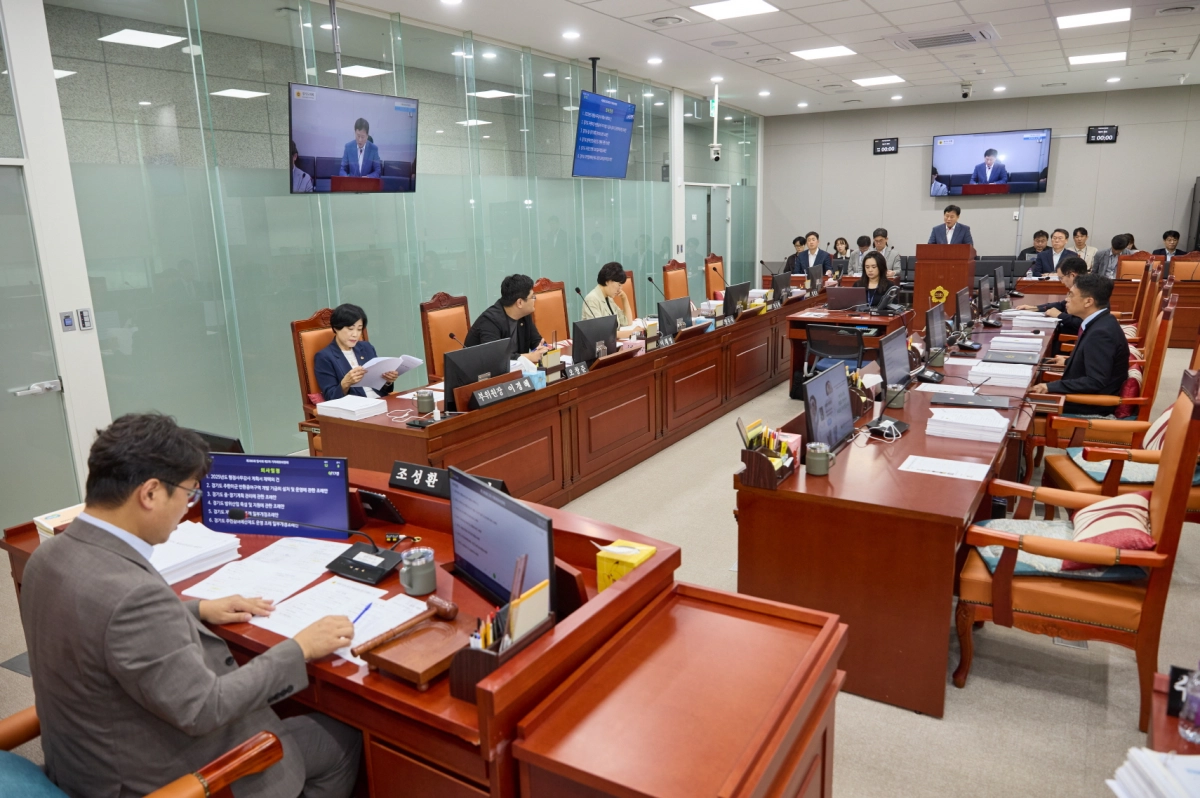 기획재정위원회(위원장 조성환). 9월 11일 개최된 제386회 임시회 제2차 회의에서 ‘경기도 주한미군 반환공여구역 개발 기금의 설치 및 운영에 관한 조례안’을 위원회안 의결. (사진=경기도의회)
