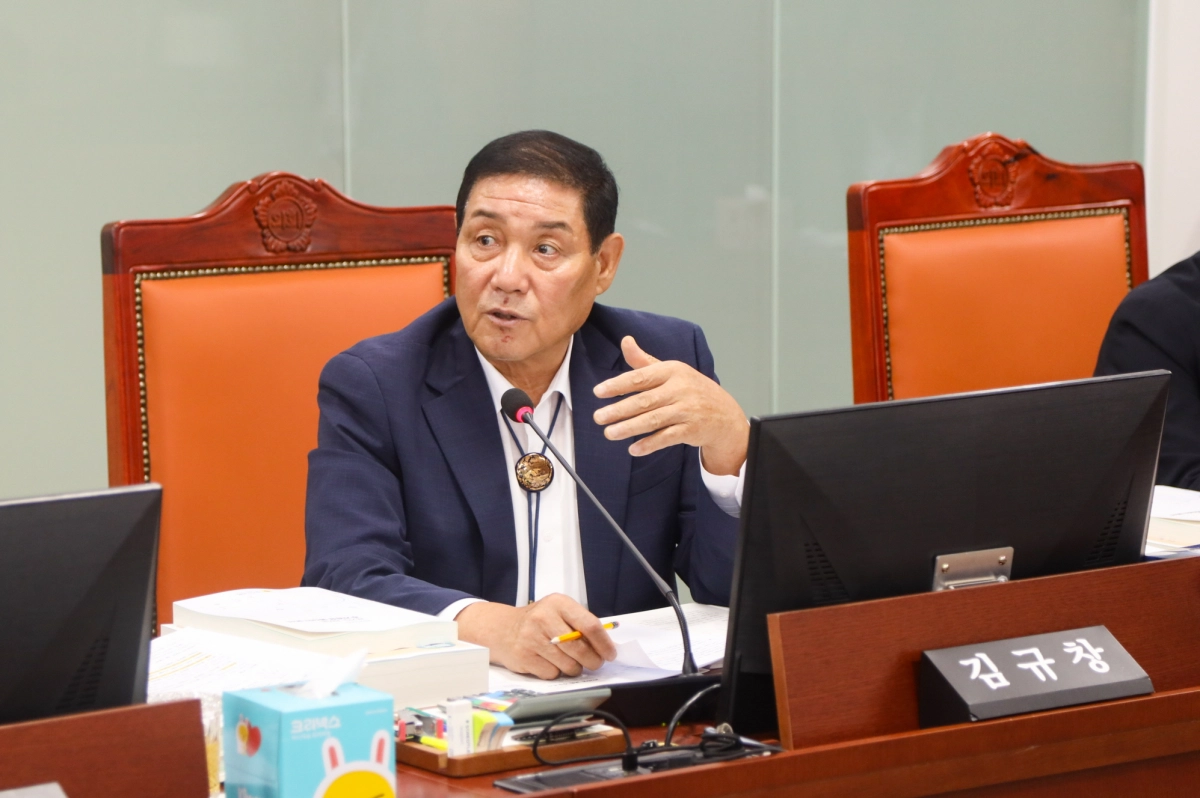 김규창 부의장. 안전행정위원회 2025년도 제2회 추가경정예산 심사에서 ‘실종예방 체계구축 사업’을 점검하고 초기 치매노인 위치추적 팔찌 보급 등 제안. (사진=경기도의회)