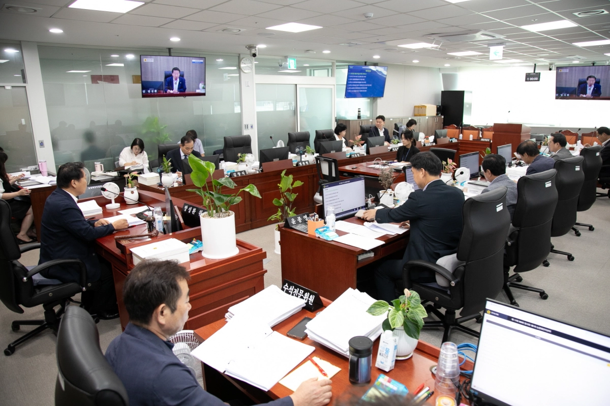 농정해양위원회(위원장 방성환). 제386회 임시회 회의에서 ‘2026년도 경기도농수산진흥원 출연계획 동의안(도지사 제출)’을 심의한 결과, 위원 전원 의결 부결 처리. (사진=경기도의회)