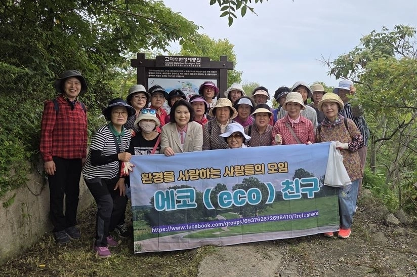 봉사활동을 마친 지역주민들과 기념촬영을 하는 박춘선 의원