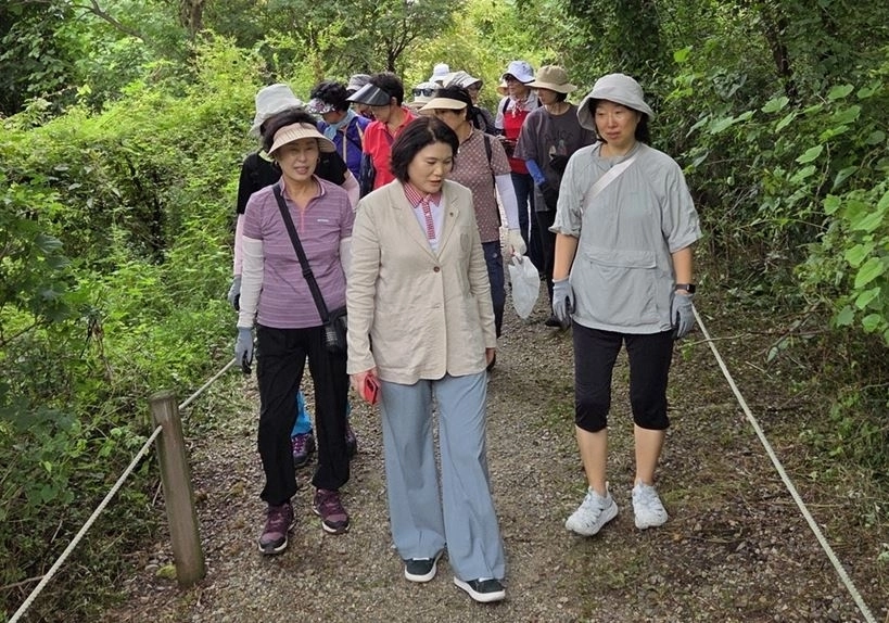 봉사활동을 펼치는 지역주민들과 고덕수변공원 산책길을 점검하는 박춘선 의원