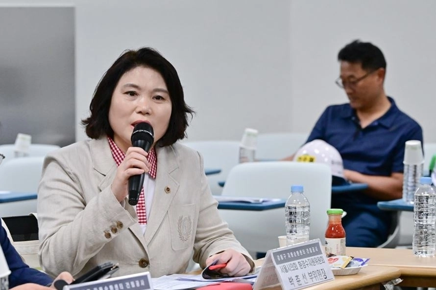 강동자원순환센터에서 지역주민 불편을 최소화한 운영을 주문하는 박춘선 의원