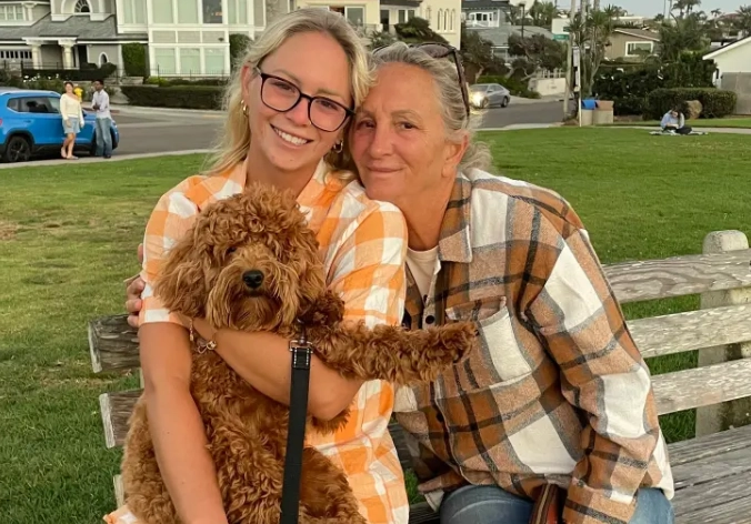 미국의 한 20대 여성이 또래보다 훨씬 이른 나이에 유방암 진단을 받고 항암 치료와 양쪽 유방 절제, 난자 채취를 거친 끝에 조기 폐경을 맞은 사연이 알려졌다. 알렉시스 클림플 제공