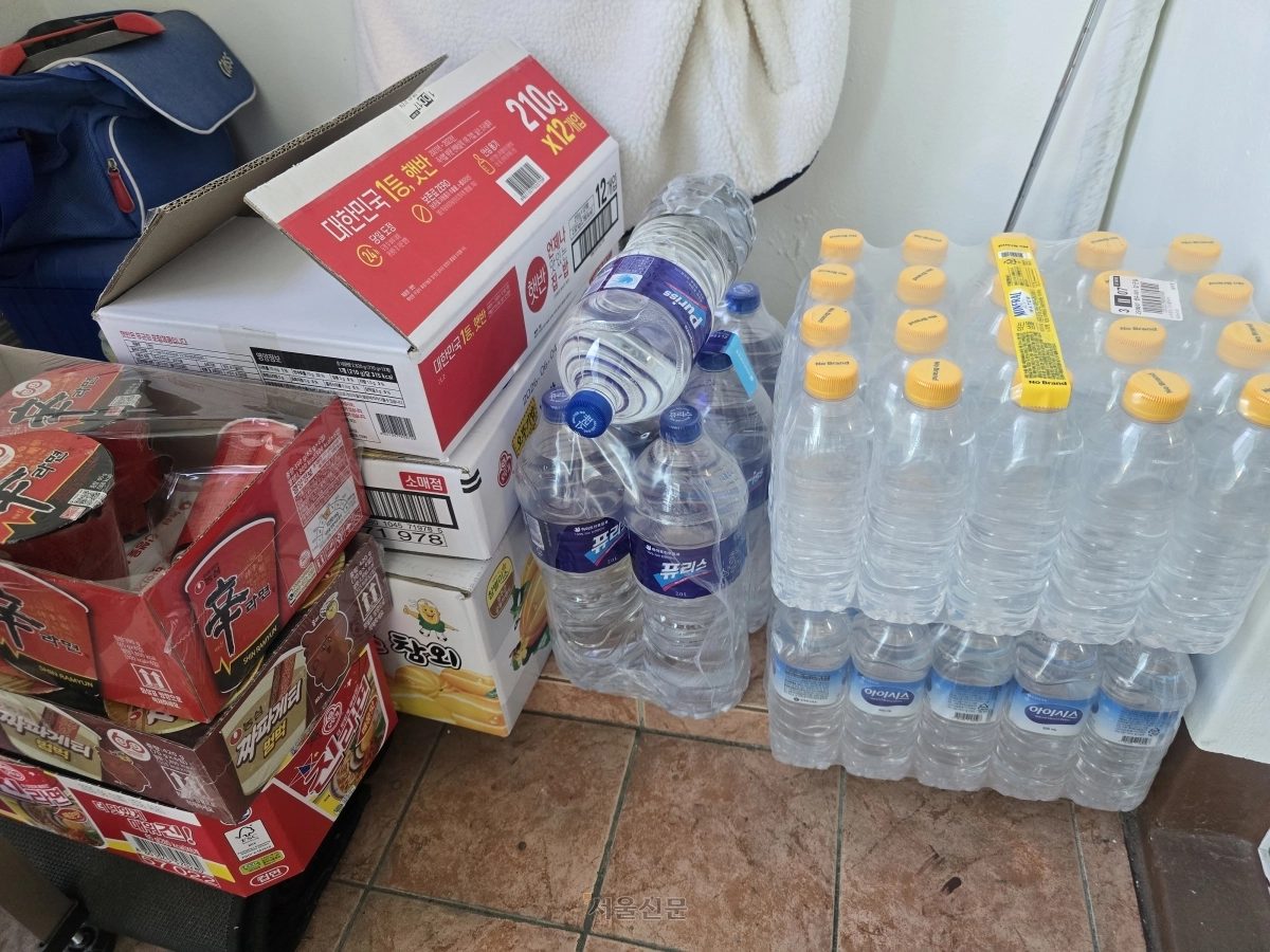 음식 조리와 설거지에 드는 물을 아끼기 위해 잔뜩 구입한 컵라면과 즉석밥.