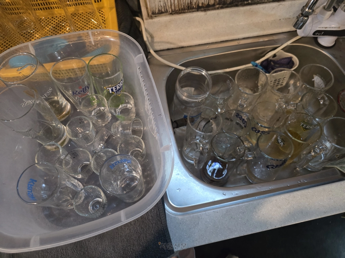 호프집에서 설거지를 한 번에 하기 위해 컵을 싱크대에 모아둔 모습.
