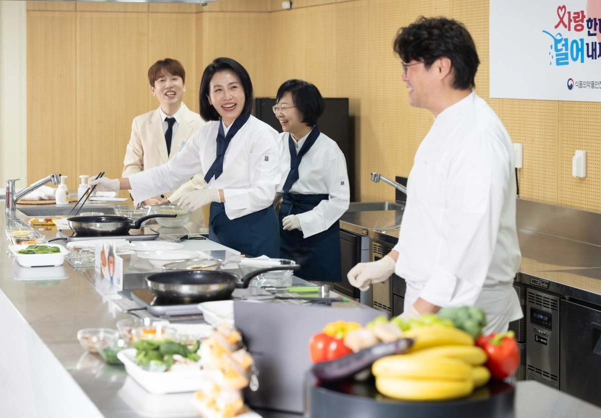 이재명 대통령 부인 김혜경 여사가 11일 서울 광진구 세종대학교에서 열린 삼삼한 요리 경연대회를 방문해 요리 시연과 푸드 토크를 하고 있다. 뉴스1