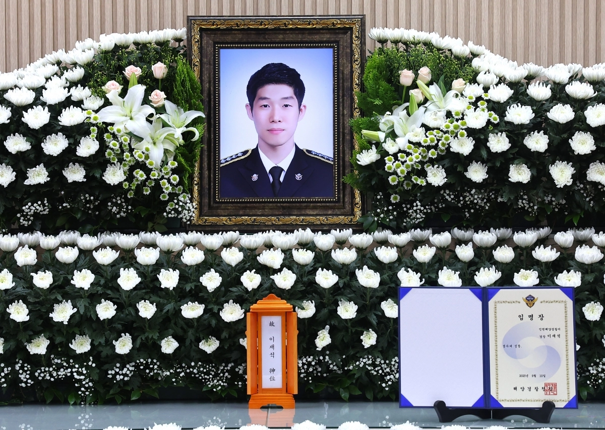 갯벌 고립 노인에 구명조끼 벗어주고 숨진 해경 이재석 경장 빈소