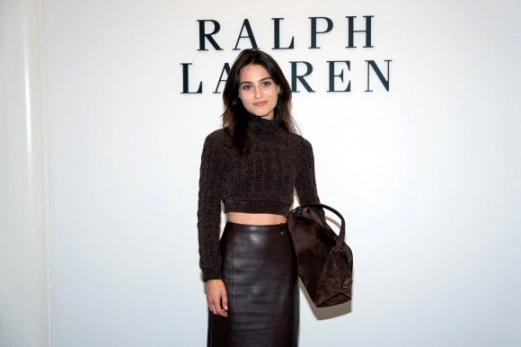 인플루언서 매들린 아기가 10일(현지시간) 미국 뉴욕에서 열린 뉴욕 패션 위크 중 ‘랄프 로렌 2026 스프링 컬렉션’ 패션쇼에 참석해 포즈를 취하고 있다. <br>로이터 연합뉴스