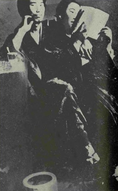 박열(왼쪽)과 가네코 후미코(오른쪽)가 옥중에서 찍은 사진. 당시 이 ‘괴사진’이 유출되면서 일본 조야가 발칵 뒤집혔다.  일본 국회도서관 누리집 갈무리.