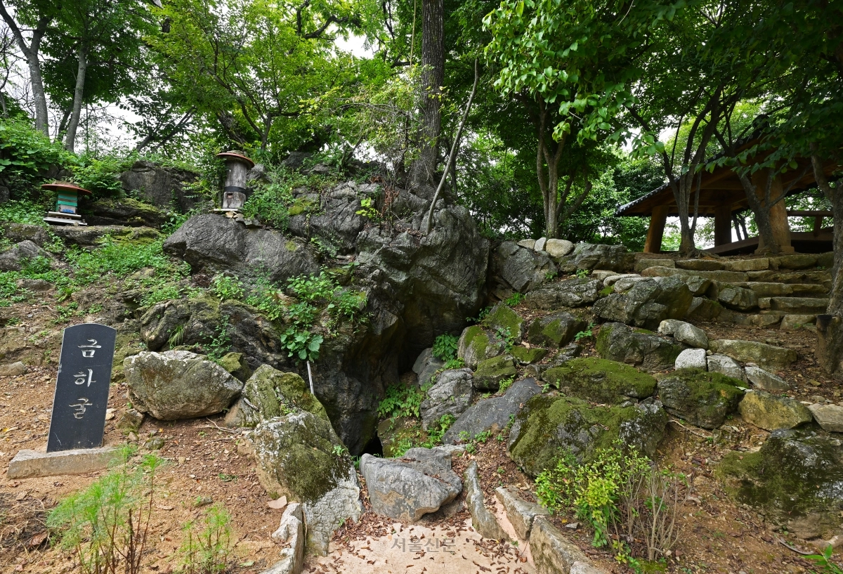 견훤이 태어나자 금빛 안개가 피어올랐다는 금하굴.