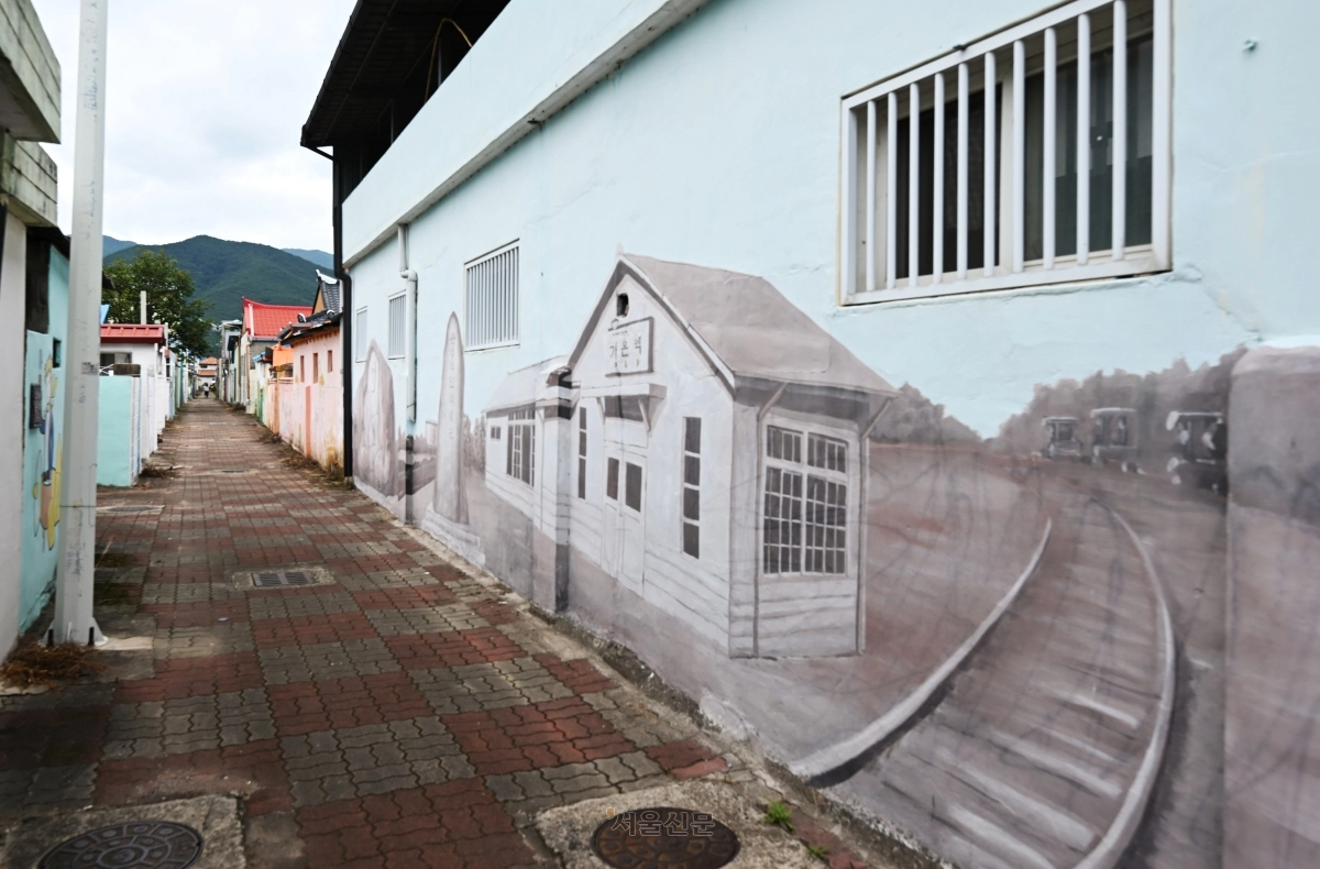문경 가은읍 내의 아자개 장터 벽화 거리.