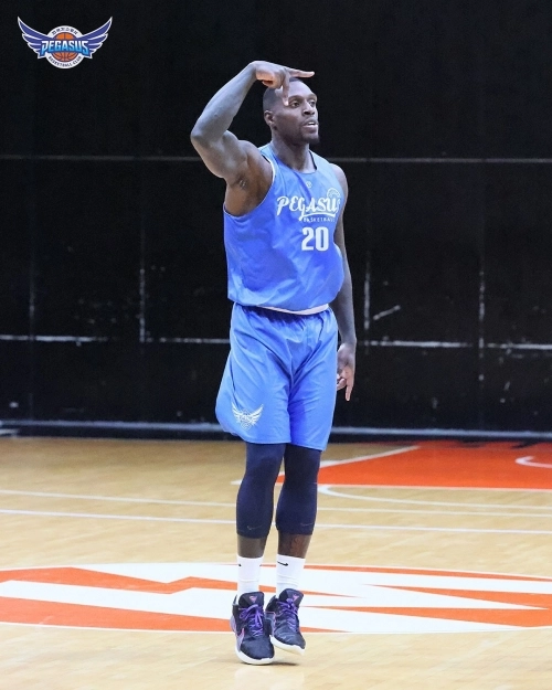 라건아가 필리핀 전훈에서 3점슛을 넣은 뒤 세리머니하는 모습. 대구 한국가스공사 제공