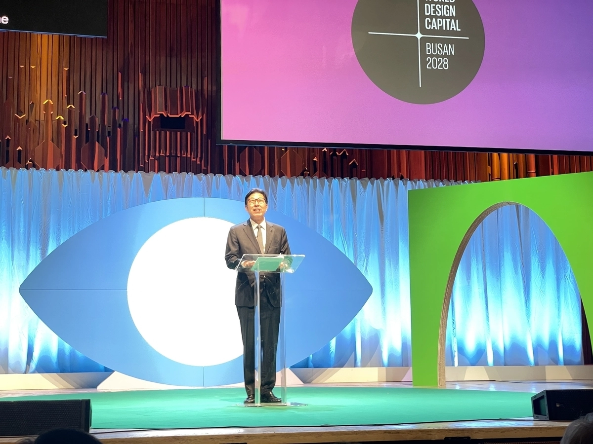 박형준 부산시장이 10일(현지시간) 영국 런던 바비칸 센터에서 열린 제34회 세계디자인총회에 참석해 2028년 세계디자인수도(WDC) 선정 수락 연설을 하고 있다. WDC 총회 공동취재단