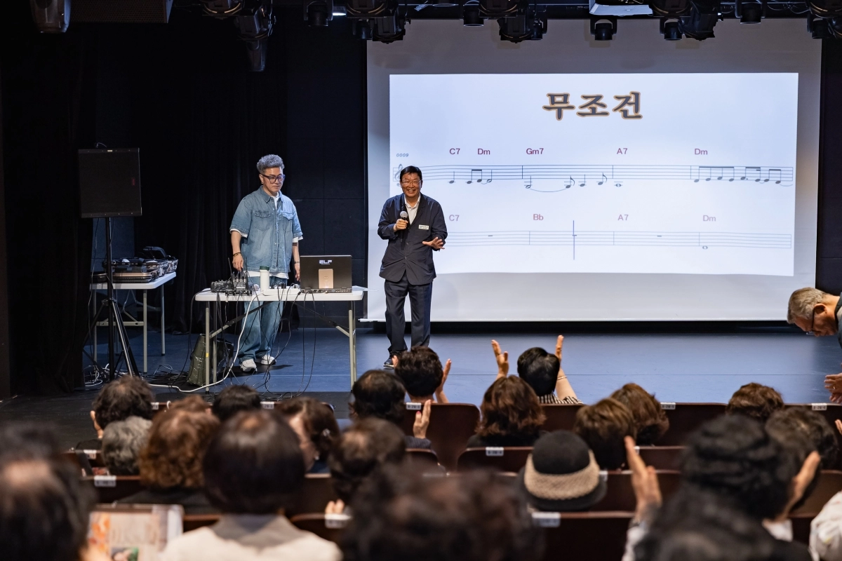 김경호 서울 광진구청장이 지난 8일 자양동 나루아트센터 소공연장에서 열린 가요교실 무대에 올라 수강생들과 대화하고 있다. 광진구 제공