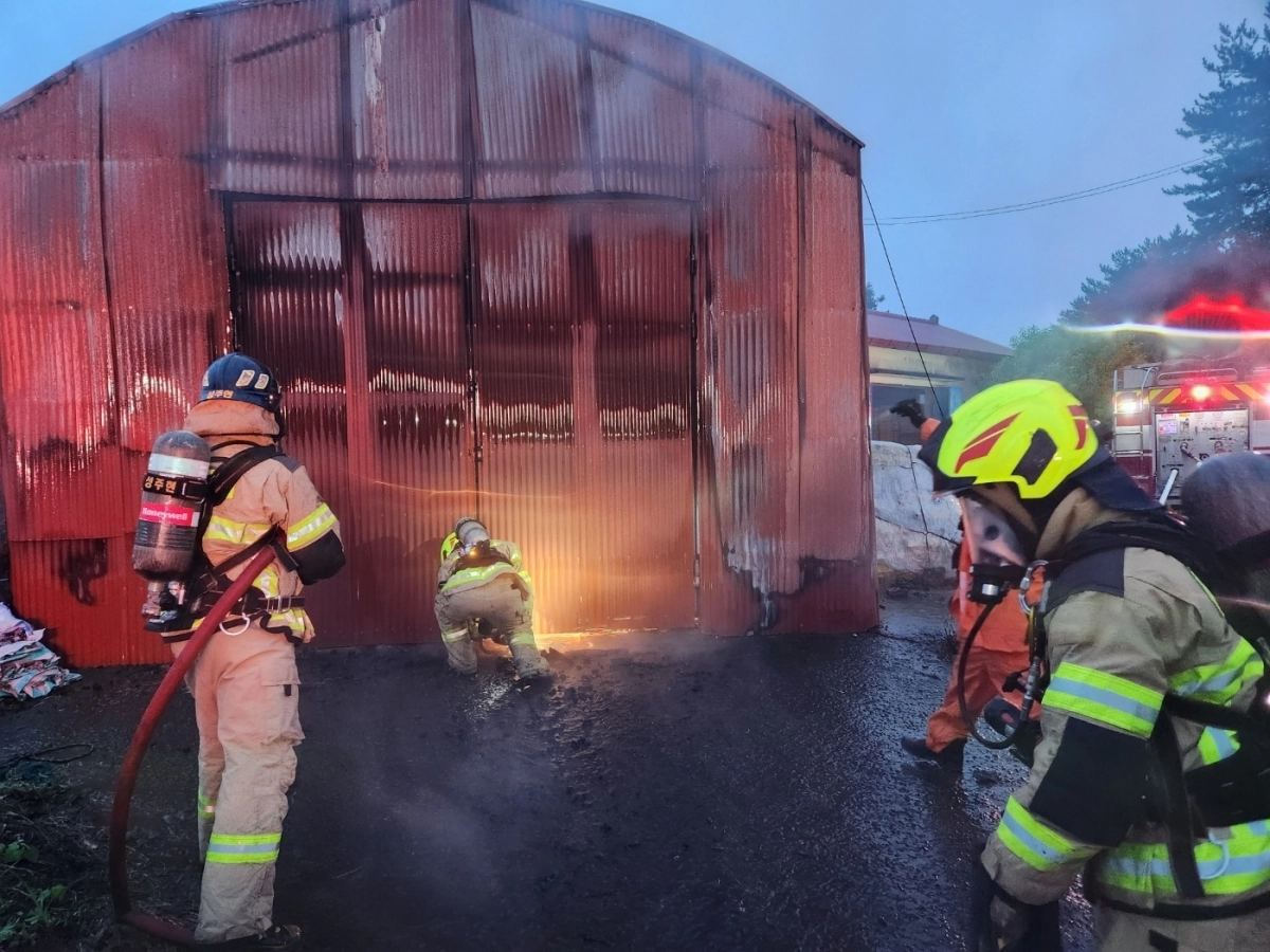 12일 오전 5시 46분쯤 서귀포시 성산읍 신풍리의 한 창고에서 낙뢰로 추정되는 화재가 발생해 소방대원들이 출동해 화재를 진압하고 있다. 제주도소방안전본부 제공