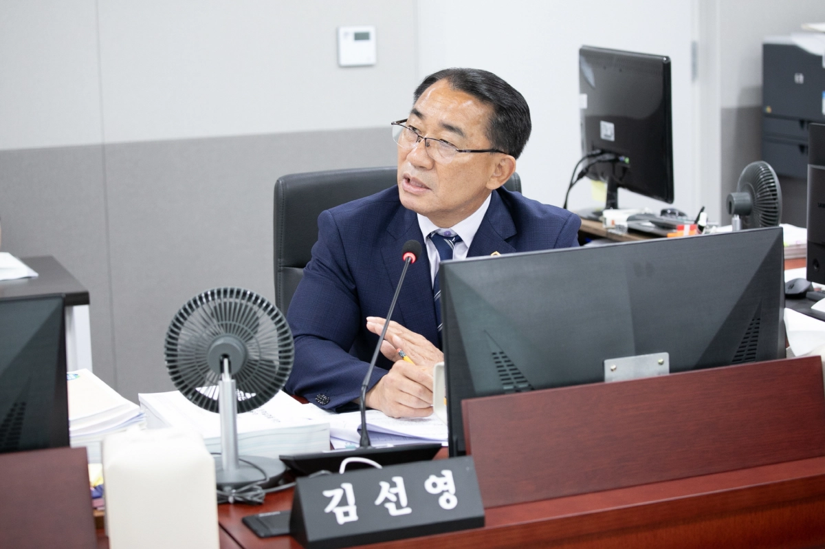 인사청문특별위원회 김선영 부위원장이 9월 11일 열린 경기도사회적경제원 원장 임명후보자 인사청문회에서 후보자에게 질의를 하고 있다. (사진=경기도의회)