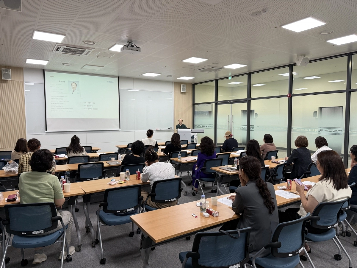 양승정 동신대 한의학과 교수가 10일 동신대학교 여성리더십최고위과정에서 특강을 진행하고 있다.
