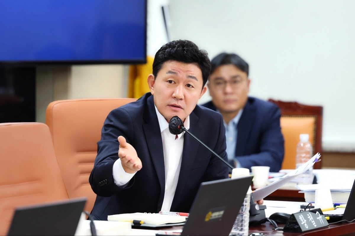 질의하는 황철규 위원장