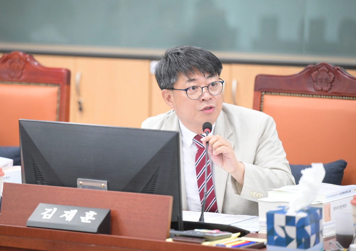 고립·은둔 보듬 정책 연구회(회장 김재훈 의원). 9월 10일 열린 제386회 여성가족평생교육위원회 추가경정예산안 심사에서 ‘기능특화형 청소년복지시설 운영 지원 사업’의 지속 가능성 강조. (사진=경기도의회)