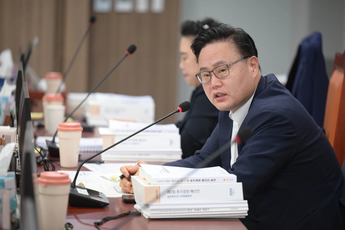 김정영 의원(여성가족평생교육위원회). 9월 10일 열린 미래평생교육국에 대한 2025년  추가경정 예산안 심사에서 ‘경기도미래세대재단 직원 채용 인건비’ 감액 편성 강하게 비판. (사진=경기도의회)