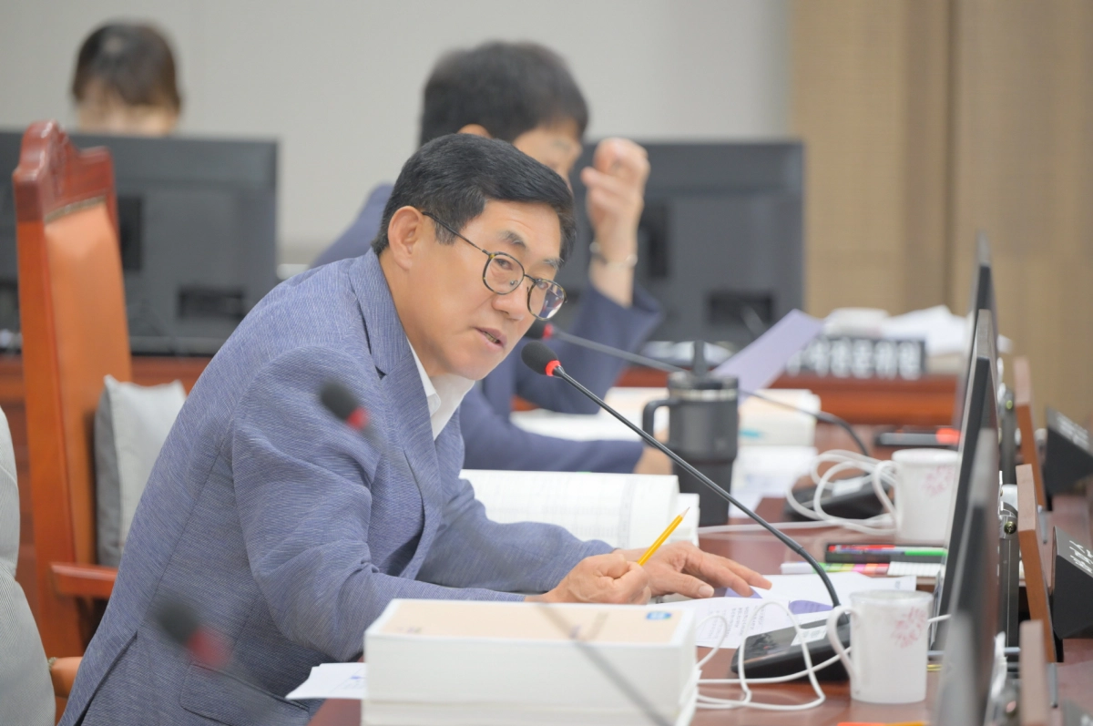 도시환경위원회 박명수 의원. 9월 11일 도시주택실, 도시개발국, 기후환경에너지국, 수자원본부, 보건환경연구원 대상으로 실시한 2025년 추가경정예산안 심사에서 과대계상으로 인한 예산 비효율성 지적. (사진=경기도의회)