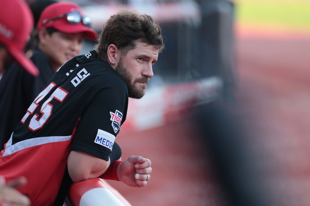 KIA 타이거즈 패트릭 위즈덤이 지난달 30일 수원 케이티위즈파크에서 열린 2025 KBO리그 정규시즌 kt 위즈와의 원정 경기에서 동료들을 지켜보고 있다. KIA 타이거즈 제공