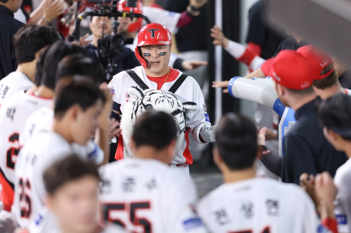 KIA 타이거즈 최형우가 11일 광주 기아챔피언스필드에서 열린 2025 KBO리그 정규시즌 롯데 자이언츠와의 홈 경기에서 홈런을 친 뒤 동료들에게 환영받고 있다. KIA 타이거즈 제공