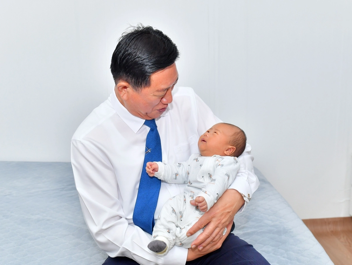 11일 김한종 장성군수가 장성읍 한 아이(이도윤)를 안고 있다. (장성군 제공)