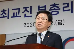 ‘첫 출근’ 최교진 교육장관 “교사들 교육 여건 우선 챙기겠다”