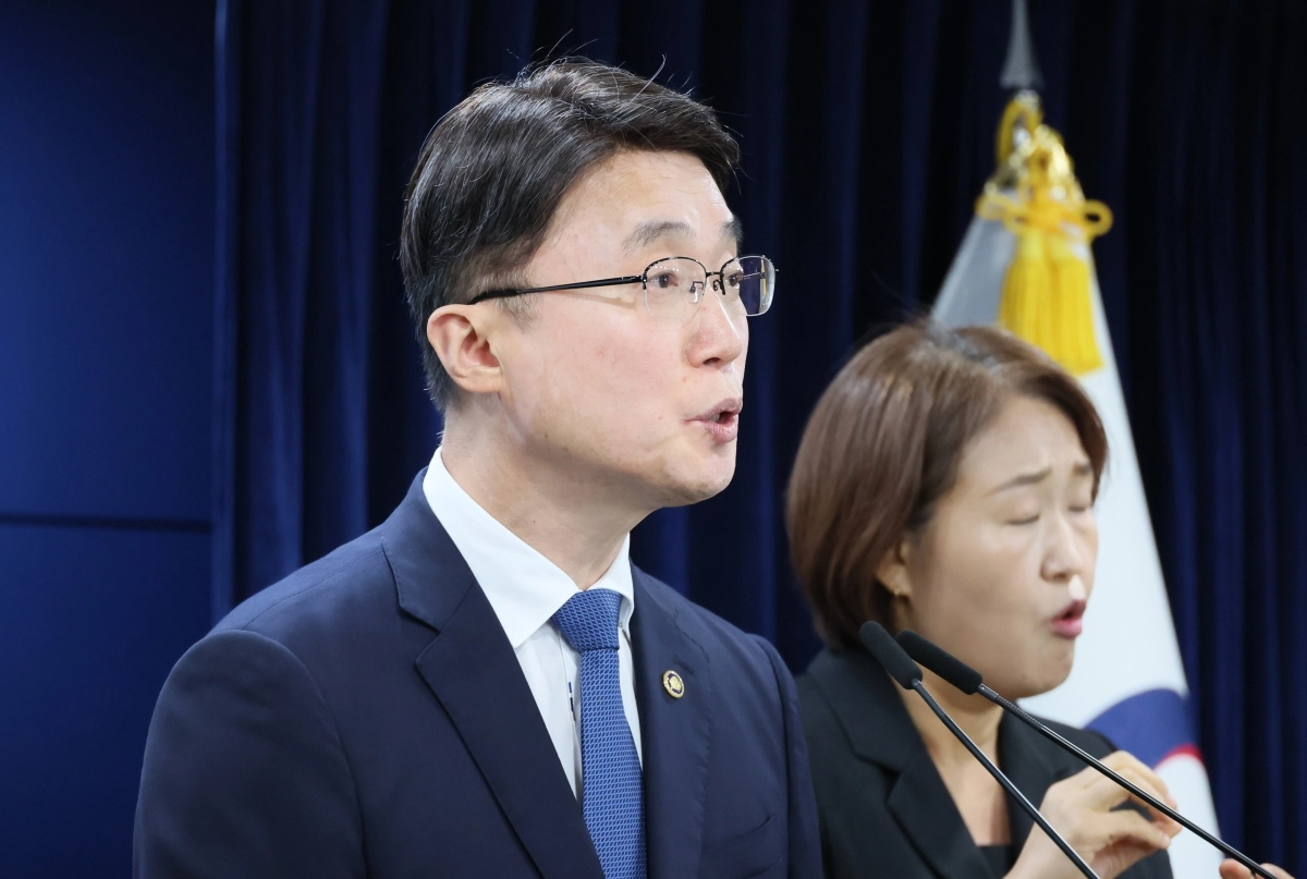 류제명 과학기술정보통신부 제2차관이 10일 서울 종로구 정부서울청사에서 KT 무단 소액결제 침해사고 관련 브리핑을 하고 있다. 연합뉴스