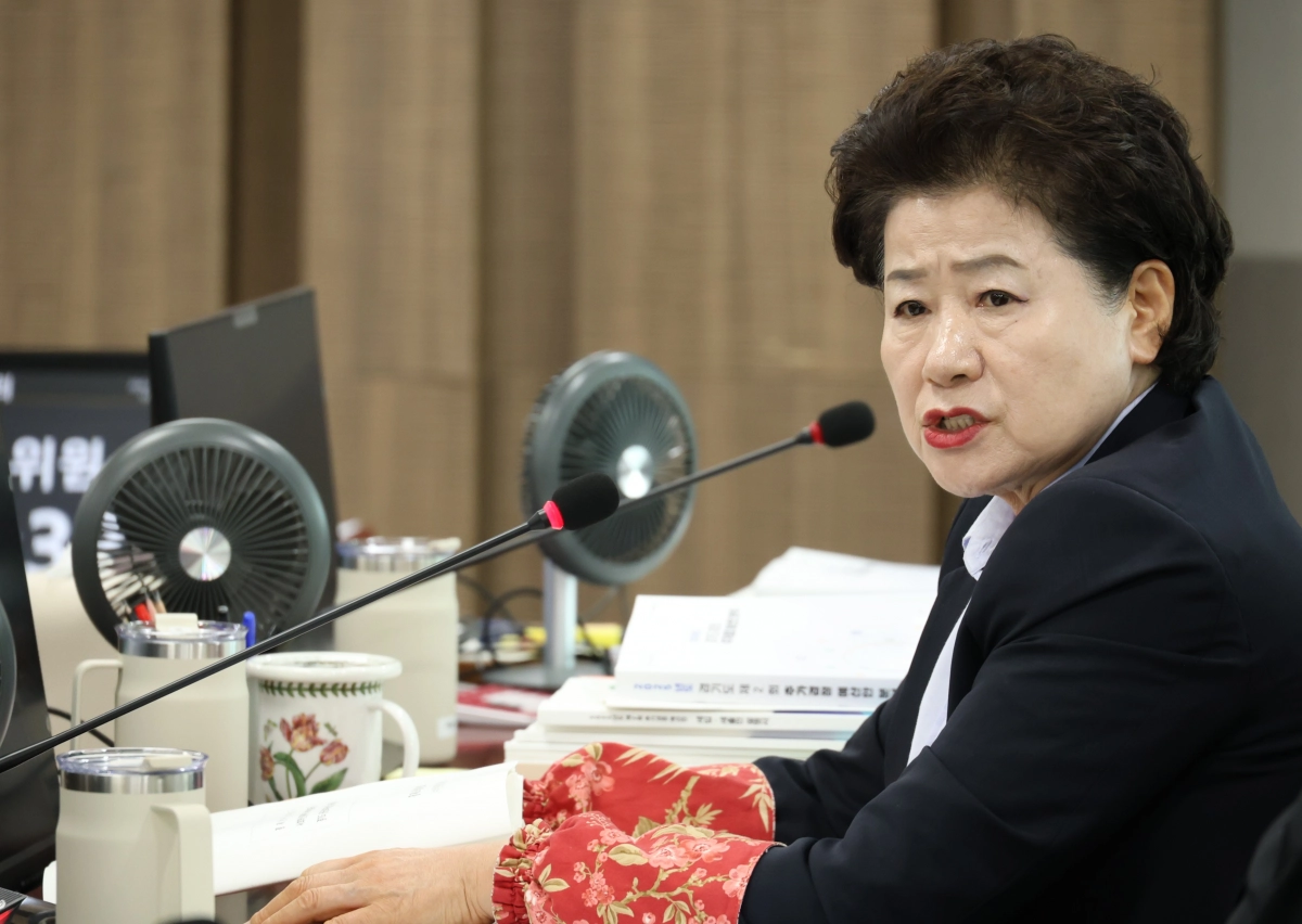 남경순 의원이 9월 11일 열린 경기도사회적경제원 원장 임명후보자 인사청문회에서 사회적경제원의 역할과 성과에 대해 질의하고 있다. (사진=경기도의회)