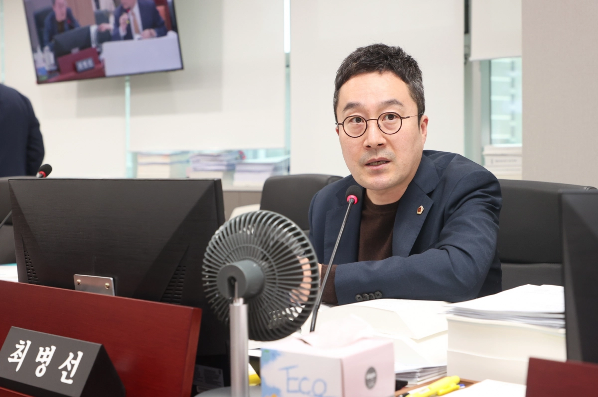 최병선 의원. 9월 11일 사회적경제원 원장 후보자 인사청문회에서 경력 증명 누락과 급여 내역 불투명성 지적, 후보자의 적합성에 강한 의문 제기. (사진=경기도의회)
