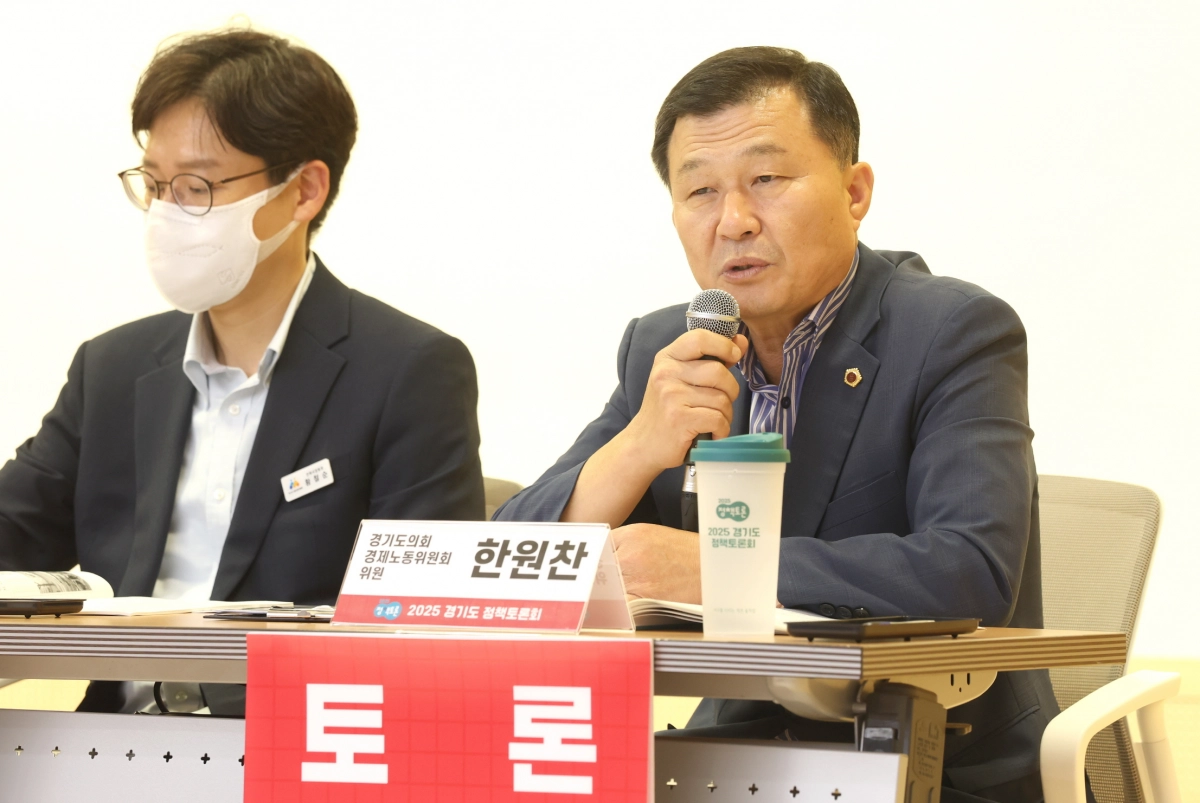 한원찬 의원(경제노동위원회)이 9월 11일 ‘경기도청 옛 청사 소상공인 지원기관 유치 및 청사 주변 상권 활성화 방안 정책토론회’에 토론자로 참여해 발언하고 있다. (사진=경기도의회)