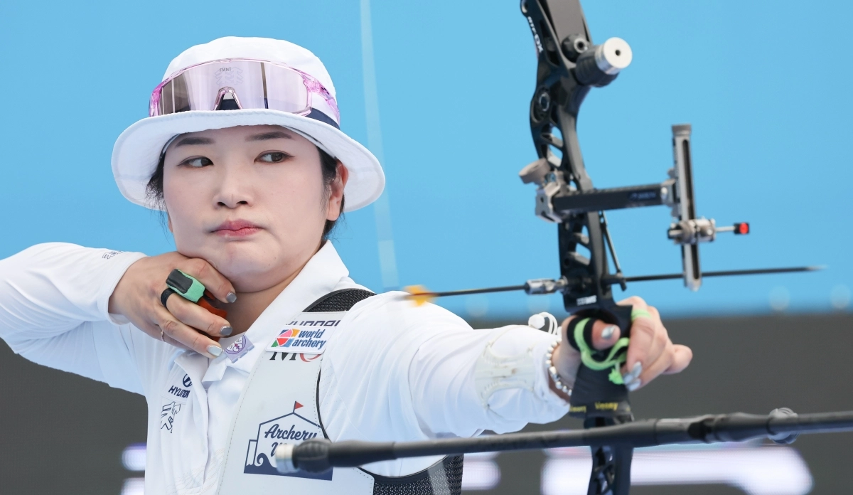 한국 양궁 국가대표 강채영이 12일 광주 5·18 민주광장 특설경기장에서 열린 2025 광주 세계양궁선수권대회 리커브 여자 개인전 16강에서 활시위를 당기고 있다. 광주 연합뉴스