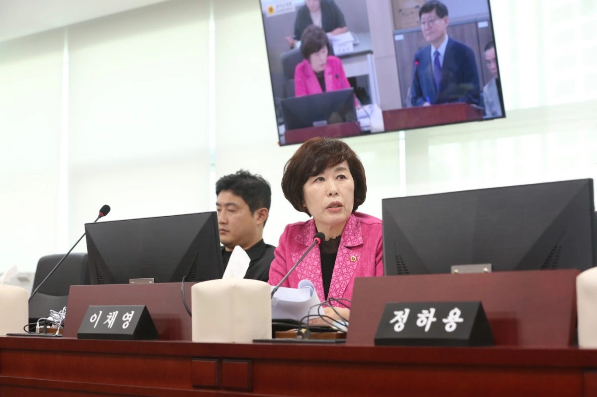 이채영 의원이 9월 11일 열린 경기도사회적경제원 원장 후보자 인사청문회에서 후보자의 전문성 부족·관리 부실 전력을 지적하고 있다. (사진=경기도의회)
