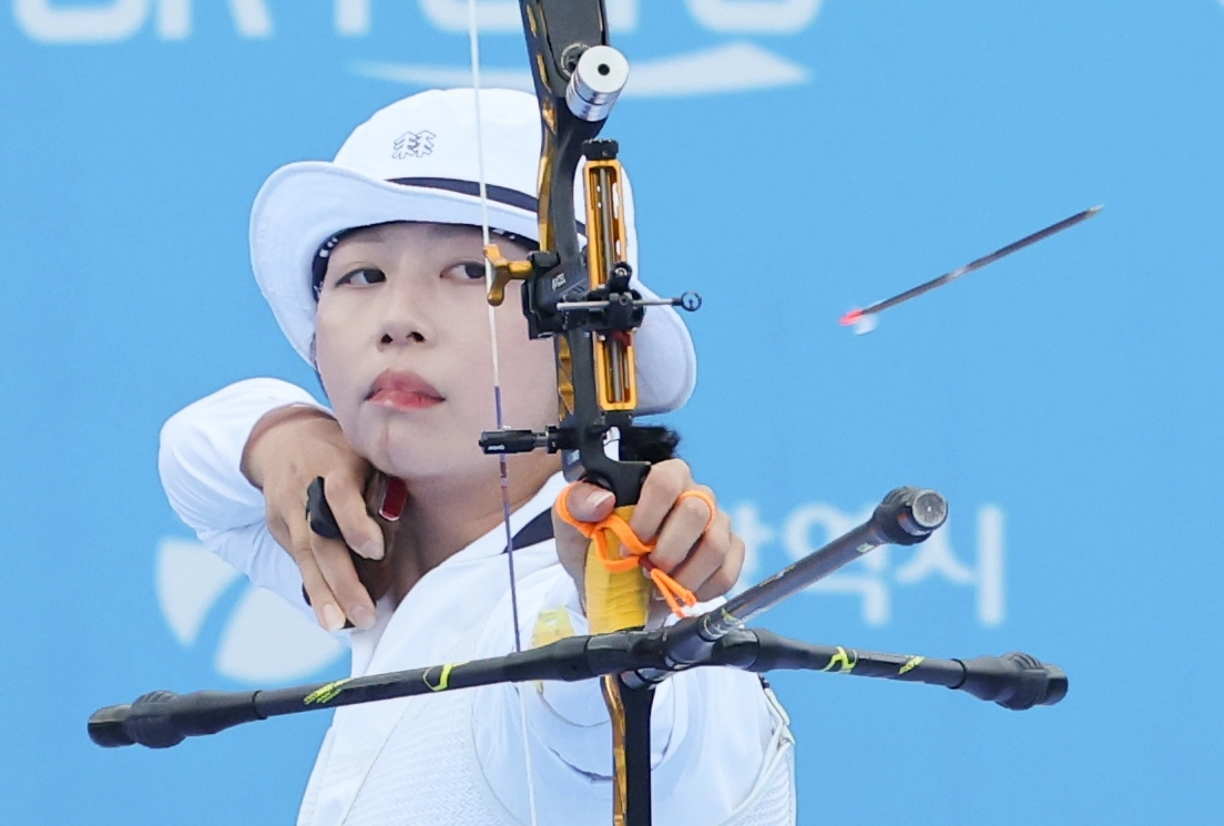 한국 양궁 국가대표 임시현이 12일 광주 5·18 민주광장 특설경기장에서 열린 2025 광주 세계양궁선수권대회 리커브 여자 개인전 16강에서 화살을 쏘고 있다. 광주 연합뉴스