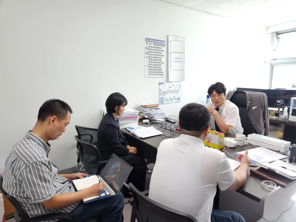 박상현 의원이 9월 11일 경기도 관계자들과의 지난 1년간 추진된 데이터 통합 관리와 클라우드 전환 사업의 진행 상황을 점검하고 있다. (사진=경기도의회)