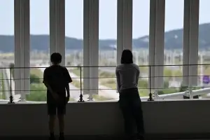 ‘가족을 기다리며’