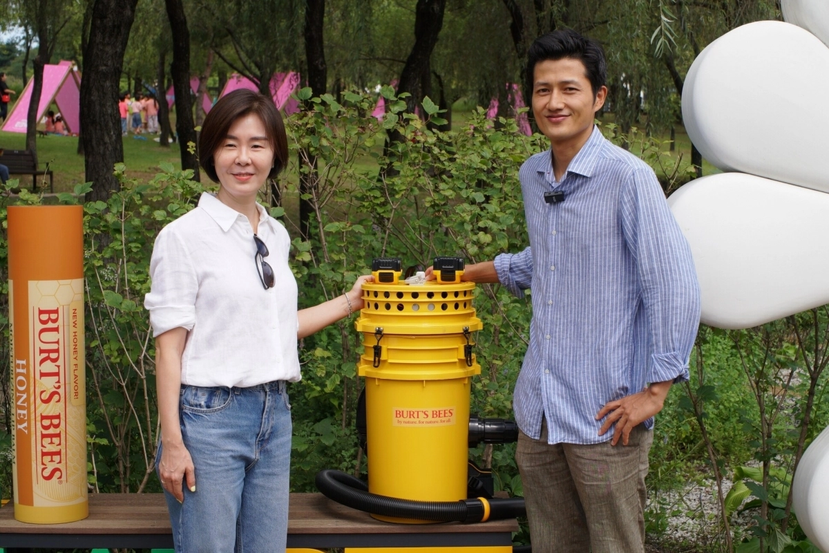 버츠비가 어반비즈서울에 경량 꿀벌청소기를 증정하고 있다.