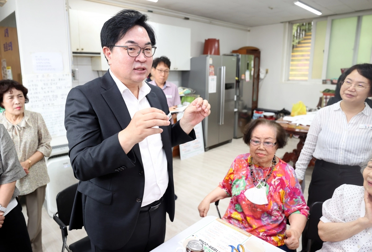 박일하 서울 동작구청장이 지난 9일 상도1동 소재 경로당을 찾아 어르신들의 의견을 듣고 있다. 동작구 제공